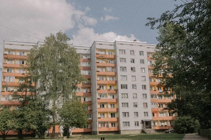 Панельный жилой дом и зелёный двор с дорожкой