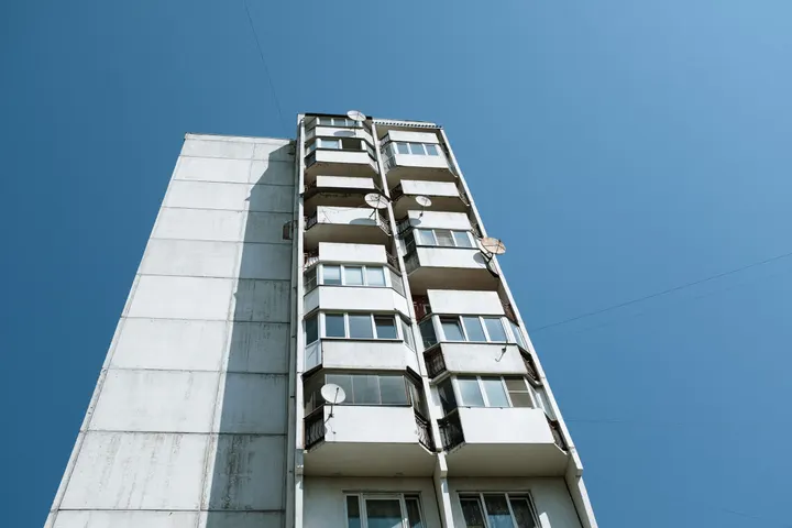 Панельный многоэтажный дом на фоне ясного неба